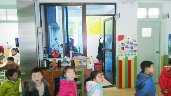 无锡市崇安区广瑞路幼儿园位于江苏省无锡市崇安区广瑞二村76号-1。无锡市崇安区广瑞路幼儿园是一所以艺术为特色的江苏省示范性实验幼儿园,是江苏教育科学研究院幼儿教育科学研究基地。 无锡市崇安区广瑞路幼儿园创办于2000年6月,占地面积近6000平方米,建筑面积4000多平方米,可容纳14个班级,400多名幼儿。 建园来,无锡市崇安区广瑞路幼儿园以“爱的教育”为办园宗旨,以“艺术化的教育环境,专业化的师资队伍,一体化的办园模式,精品化的保教质量”为办园目标,积